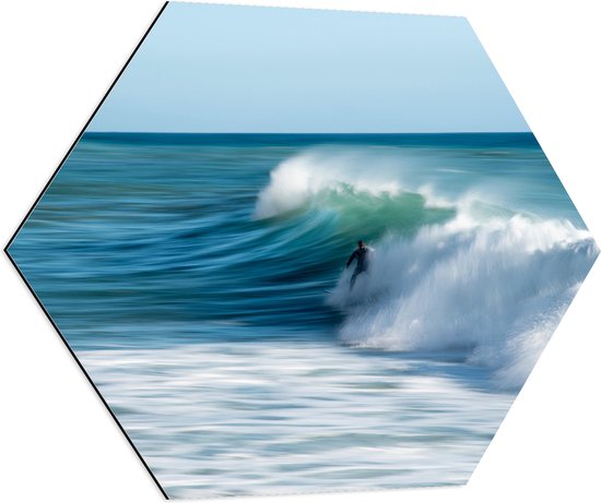 WallClassics - Dibond Hexagon - Surfer over Razende Golven op Zee - 80x69.6 cm Foto op Hexagon (Met Ophangsysteem)