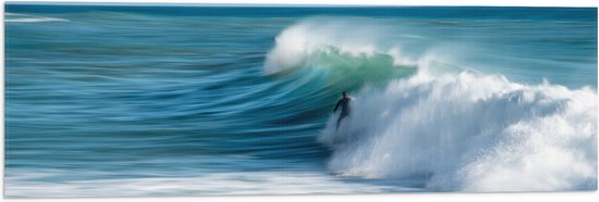 WallClassics - Vlag - Surfer over Razende Golven op Zee - 90x30 cm Foto op Polyester Vlag