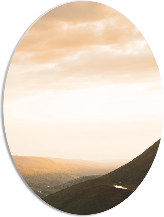 PVC Schuimplaat Ovaal - Groene Bergen in de Wolken - 42x56 cm Foto op Ovaal (Met Ophangsysteem)