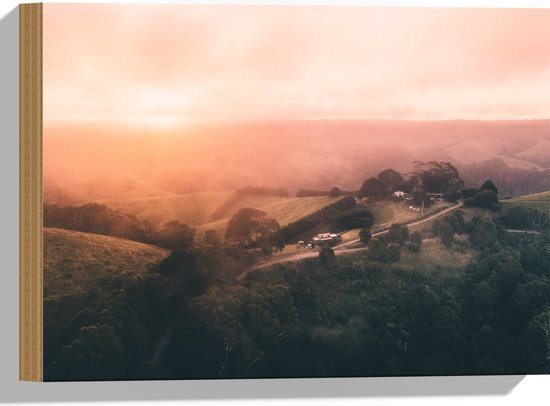 WallClassics - Hout - Heuvellandschap met Oranjekleurige Lucht - 40x30 cm - 9 mm dik - Foto op Hout (Met Ophangsysteem)