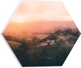 WallClassics - PVC Schuimplaat Hexagon - Heuvellandschap met Oranjekleurige Lucht - 30x26.1 cm Foto op Hexagon (Met Ophangsysteem)