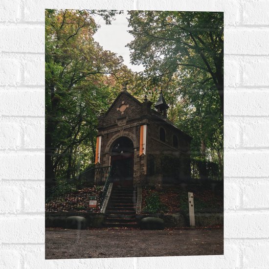 WallClassics - Muursticker - Klein chapelle dans la forêt - 40x60 cm Photo sur Muursticker