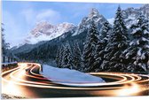 WallClassics - Acrylglas - Racende Lichten in de Bergen - 105x70 cm Foto op Acrylglas (Wanddecoratie op Acrylaat)
