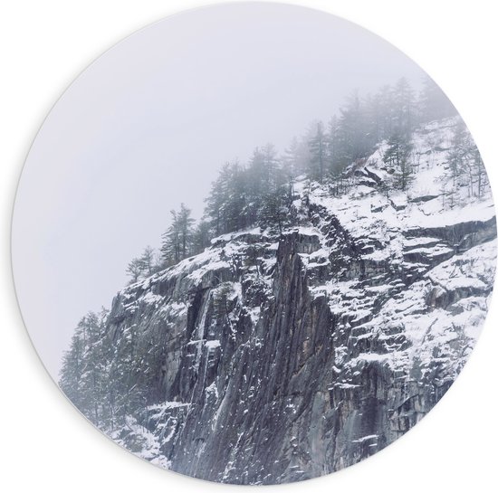 WallClassics - PVC Schuimplaat Muurcirkel - Besneeuwde Bergen in de Mist - 90x90 cm Foto op Muurcirkel (met ophangsysteem)