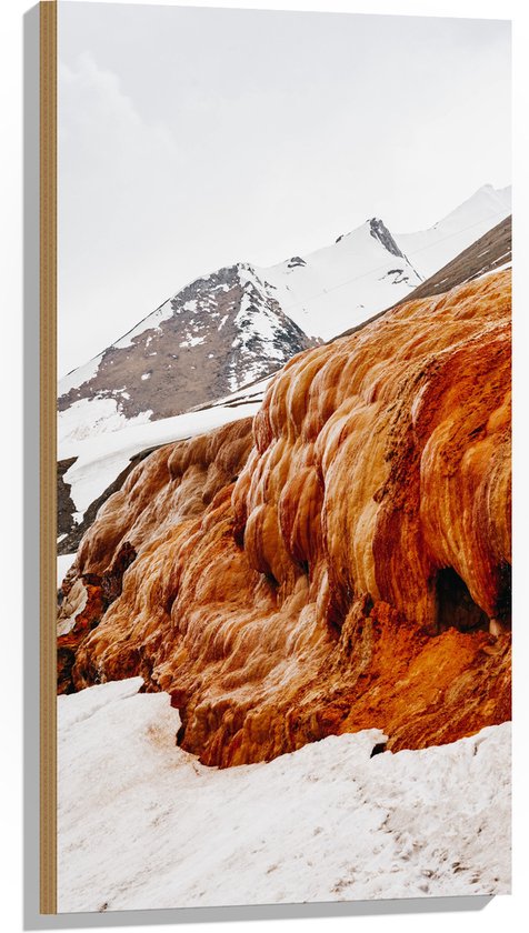 WallClassics - Hout - Bruin met Oranje Rotsen op een Berg met Sneeuw - 50x100 cm - 9 mm dik - Foto op Hout (Met Ophangsysteem)