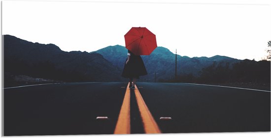 WallClassics - Acrylglas - Vrouw met Rode Paraplu op de Weg - 100x50 cm Foto op Acrylglas (Wanddecoratie op Acrylaat)