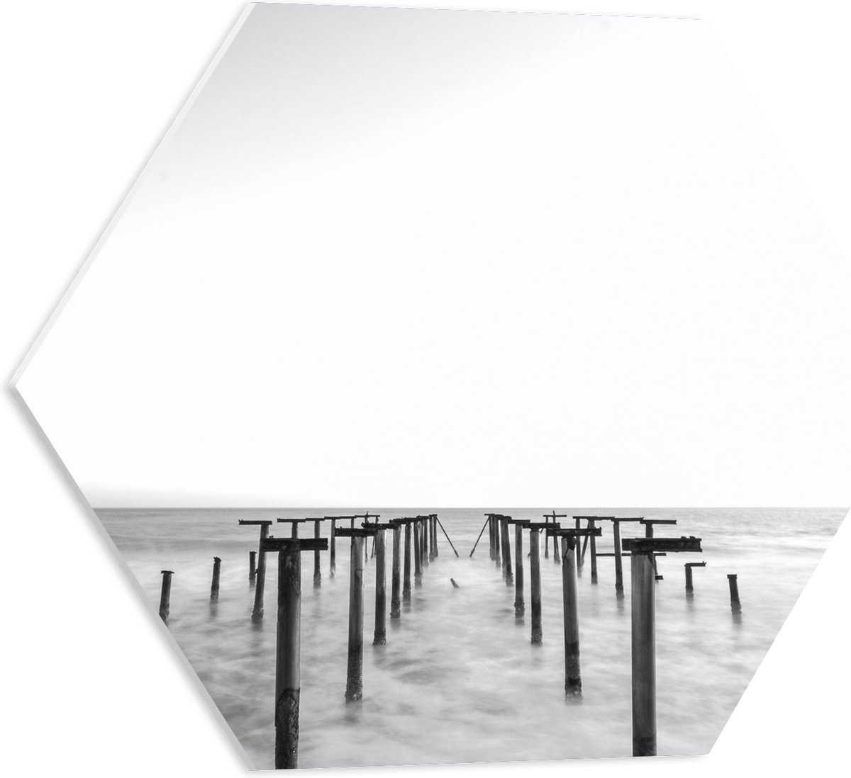 PVC Schuimplaat Hexagon - Rij Palen in de Zee - 50x43.5 cm Foto op Hexagon (Met Ophangsyst