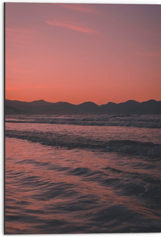 WallClassics - Dibond - Golvende Zee met Oranje Paarse Lucht - 50x75 cm Foto op Aluminium (Met Ophangsysteem)