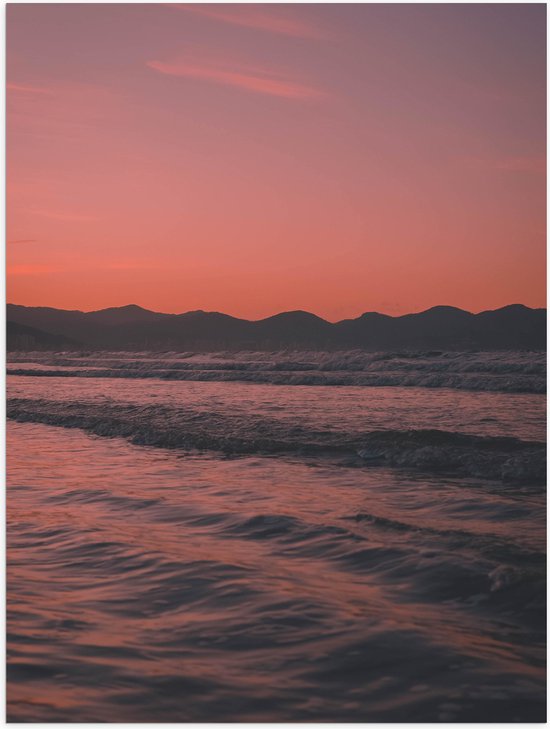 WallClassics - Poster Glanzend – Golvende Zee met Oranje Paarse Lucht - 75x100 cm Foto op Posterpapier met Glanzende Afwerking