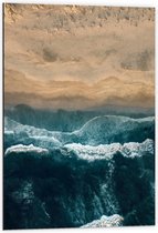 WallClassics - Dibond - Golvende Zee en Strand van Boven - 60x90 cm Foto op Aluminium (Met Ophangsysteem)