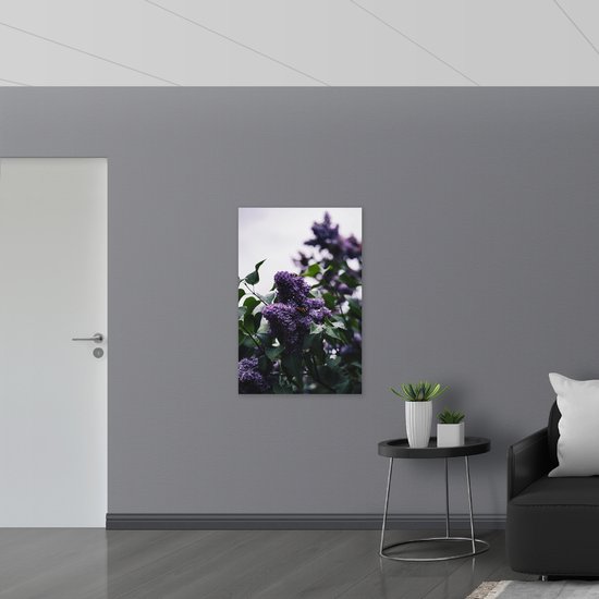 WallClassics - Drapeau - Papillon sur Fleurs violettes - Photo sur drapeau polyester 70 x 105 cm