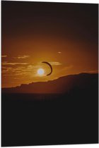 WallClassics - Vlag - Parachute bij zonsondergang - 60x90 cm Foto op Polyester Vlag