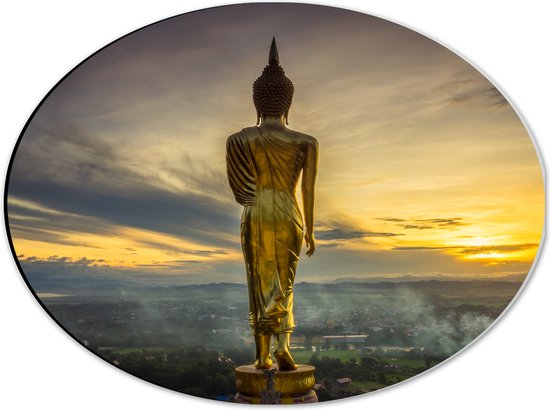 Dibond Ovaal - Gouden Buddha op Standaard met Uitzicht op Landschap - 40x30 cm Foto op Ovaal (Met Ophangsysteem)
