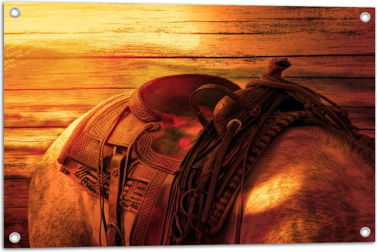 WallClassics - Tuinposter – Rug van Paard tegen Houten Wand - 75x50 cm Foto op Tuinposter (wanddecoratie voor buiten en binnen)