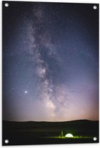 Tuinposter – Kampeer Tafereel op Grasveld onder Heldere Sterrenhemel in de Nacht - 60x90 cm Foto op Tuinposter (wanddecoratie voor buiten en binnen)