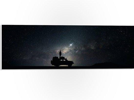 WallClassics - PVC Schuimplaat- Persoon Staand op Auto onder Sterrenhemel - 60x20 cm Foto op PVC Schuimplaat