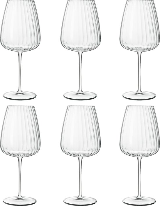 Six verres à vin en cristal avec des côtes verticales et de longues tiges, disposés en deux rangées.