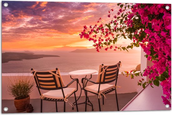 Tuinposter – Tafel met Stoeljes op Balkon met Roze Bloemenstruik met Uitzicht op Zee - 90x60 cm Foto op Tuinposter (wanddecoratie voor buiten en binnen)