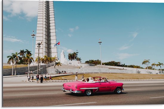 WallClassics - Dibond - Roze Auto bij Gebouw in Cuba - 75x50 cm Foto op Aluminium (Met Ophangsysteem)