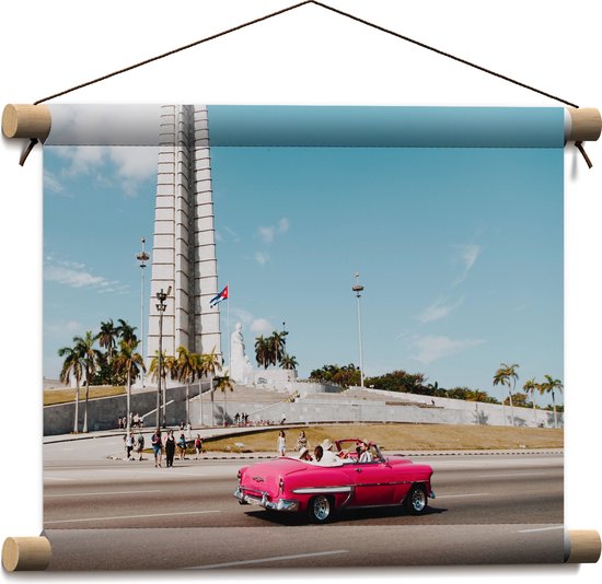 WallClassics - Textielposter - Roze Auto bij Gebouw in Cuba - 40x30 cm Foto op Textiel