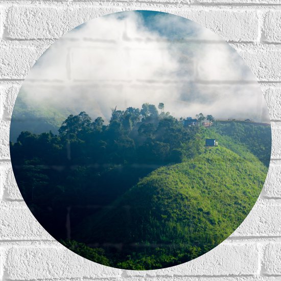 Muursticker Cirkel - Dichtbegroeide Bergen in Mist van Wolken - 50x50 cm Foto op Muursticker