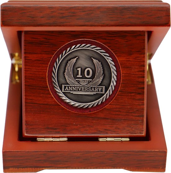 coinsandawards.com - Jubileummunt - 10 jaar - antiek zilver - houten geschenkdoos