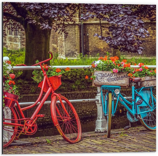 WallClassics - Dibond - Vélo rouge et bleu avec Fleurs devant une clôture blanche devant le canal - Photo 50x50 cm sur Aluminium (Décoration murale en métal)