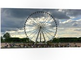 PVC Schuimplaat - Groot Toeristisch Reuzenrad in Parijs onder Donkere Wolken, Frankrijk - 100x50 cm Foto op PVC Schuimplaat (Met Ophangsysteem)