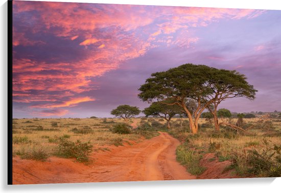 Canvas - Roze Lucht boven Vlak Landschap met Enkele Bomen - 120x80 cm Foto op Canvas Schilderij (Wanddecoratie op Canvas)
