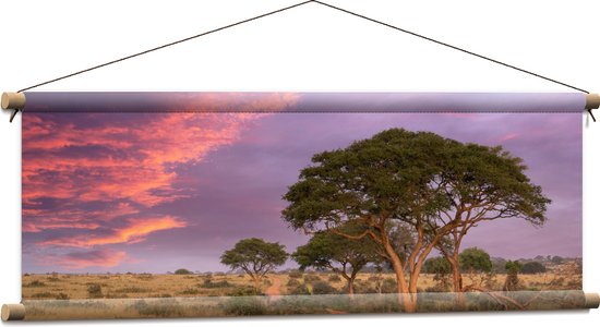 Textielposter - Roze Lucht boven Vlak Landschap met Enkele Bomen - 90x30 cm Foto op Textiel