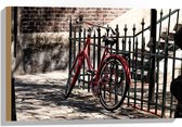 WallClassics - Hout - Rode fiets voor groen Hek - 60x40 cm - 9 mm dik - Foto op Hout (Met Ophangsysteem)