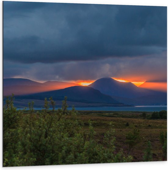 Dibond - Verdwijnende Zon achter de Bergen in landschap - 100x100 cm Foto op Aluminium (Met Ophangsysteem)