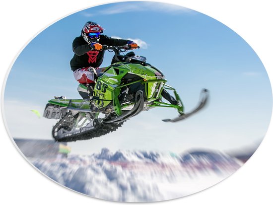 PVC Schuimplaat Ovaal - Stuntman op Vliegende Sneeuwmobiel in Sneeuwlandschap - 40x30 cm Foto op Ovaal (Met Ophangsysteem)