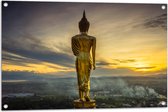 Tuinposter – Gouden Buddha op Standaard met Uitzicht op Landschap - 90x60 cm Foto op Tuinposter (wanddecoratie voor buiten en binnen)
