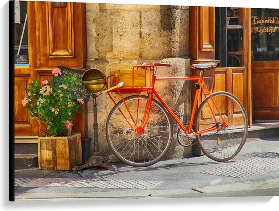 WallClassics - Canvas - Oranje Fiets voor Café - 100x75 cm Foto op Canvas Schilderij (Wanddecoratie op Canvas)