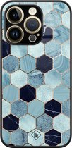 Casimoda® hoesje - Geschikt voor iPhone 14 Pro Max - Blue Cubes - Luxe Hard Case Zwart - Backcover telefoonhoesje - Blauw