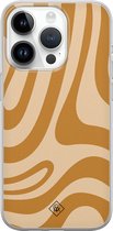 Casimoda® hoesje - Geschikt voor iPhone 14 Pro Max - Abstract Swirl Geel - Siliconen/TPU telefoonhoesje - Backcover - Geometrisch patroon - Bruin/beige