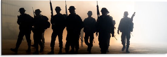 Dibond - Silhouet van Groep Soldaten met Geweren - 90x30 cm Foto op Aluminium (Met Ophangsysteem)