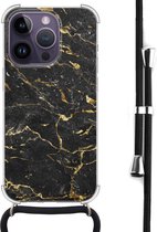 Hoesje met koord - Geschikt voor iPhone 14 Pro Max - Marmer zwart goud - Verstelbaar zwart koord - Zwart, Transparant, Goud - Marmer - Leuke Telefoonhoesjes