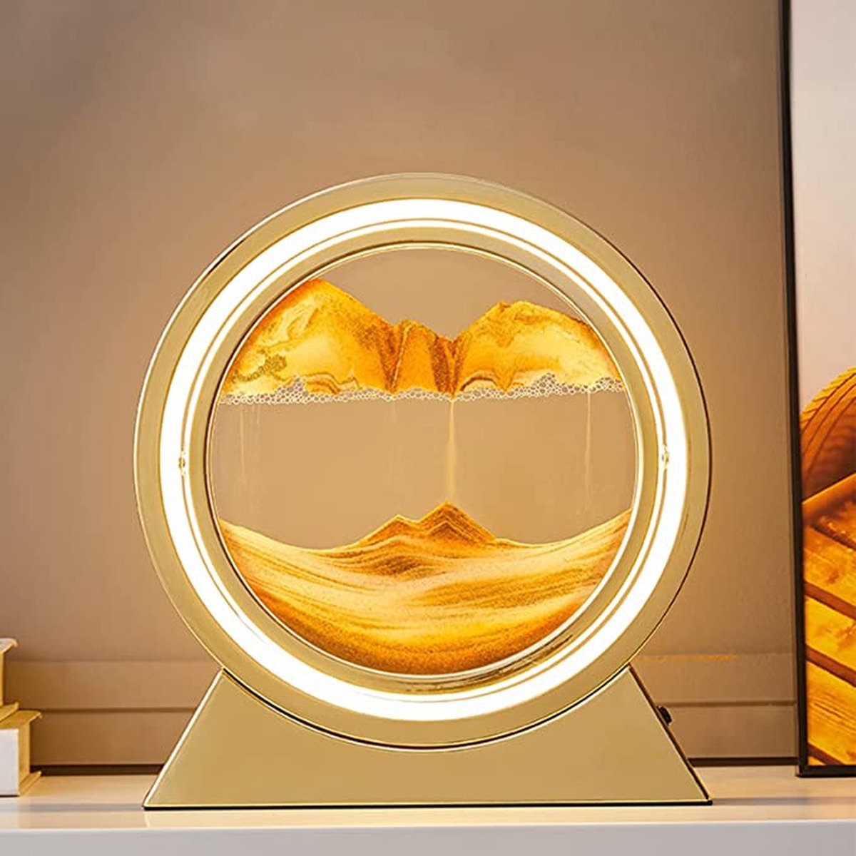 DreamGoods Bewegende Zandkunst - Zandkunst In Glas - Sand Art - 29cm - LED - Dimbaar - Oplaadbaar - Decoratie Woonkamer - Slaapkamer - Nachtlampje Kinderen & Volwassenen - Bureaulamp - Tafellamp - Goud