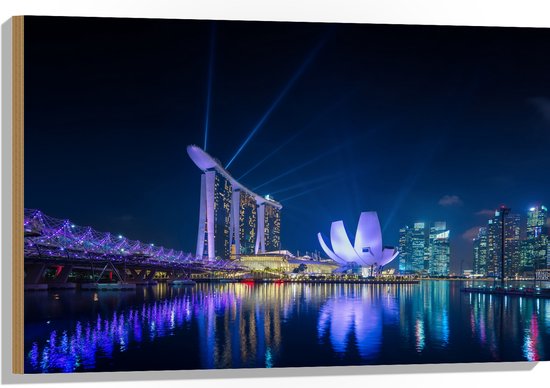 Hout - Gebouwen in de Avond in Singapore - 90x60 cm - 9 mm dik - Foto op Hout (Met Ophangsysteem)