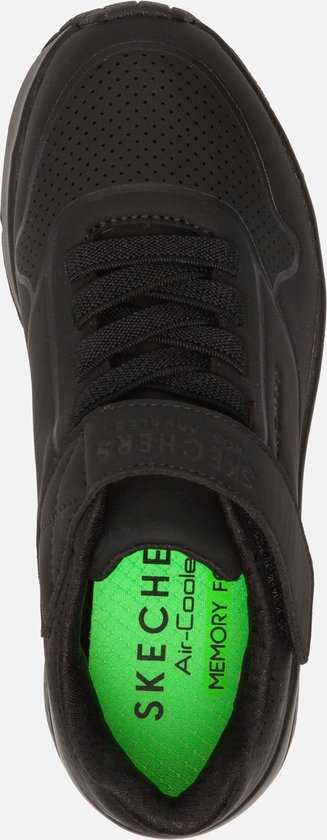Bovenaanzicht van een zwarte Skechers sneaker met een groene binnenzool met "Skechers Air-Cool Memory Foam" tekst.