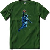 Astronaut Met Basketbal | Ruimte - Astronaut - Basketbal - T-Shirt - Unisex - Bottle Groen - Maat S