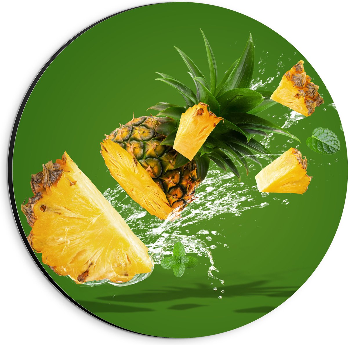 Dibond Muurcirkel - Gele Ananas in Stukken tegen Groene Achtergrond - 20x20 cm Foto op Aluminium Muurcirkel (met ophangsysteem)