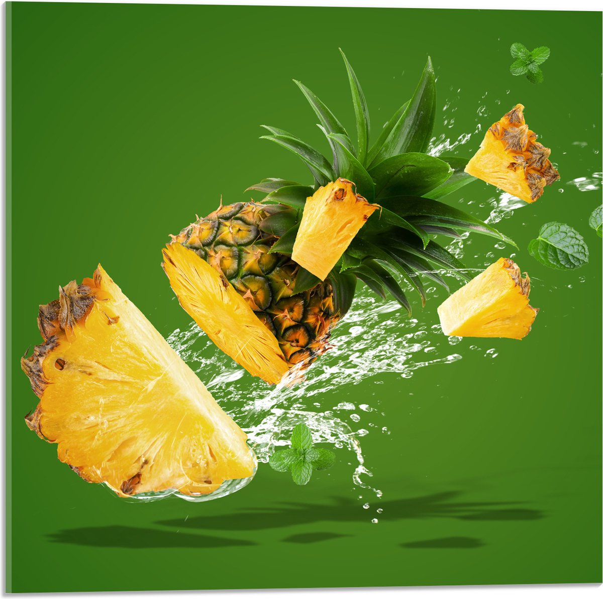 Acrylglas - Gele Ananas in Stukken tegen Groene Achtergrond - 50x50 cm Foto op Acrylglas (Wanddecoratie op Acrylaat)