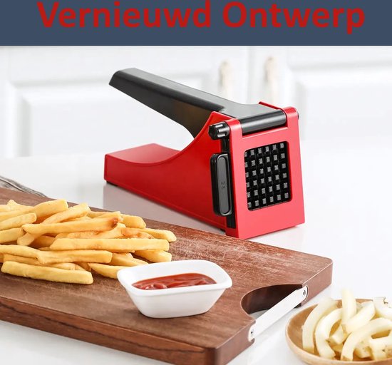 Rode frietsnijder met zwarte hendel op een houten snijplank met friet, dipsaus en gesneden aardappelpartjes.