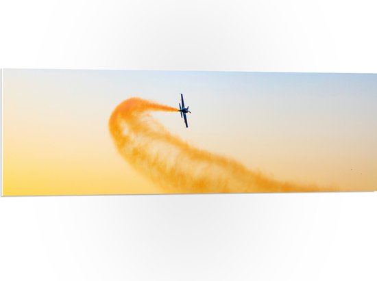 WallClassics - PVC Schuimplaat - Zweefvliegtuig met Oranje Rook - 120x40 cm Foto op PVC Schuimplaat (Met Ophangsysteem)