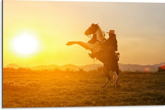 Dibond - Felle Grote Zon achter Stijgerend Paard met Cowboy - 75x50 cm Foto op Aluminium (Wanddecoratie van metaal)