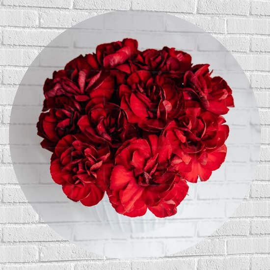 Muursticker Cirkel - Boeket Rode Bloemen op Witte Achtergrond - 100x100 cm Foto op Muursticker