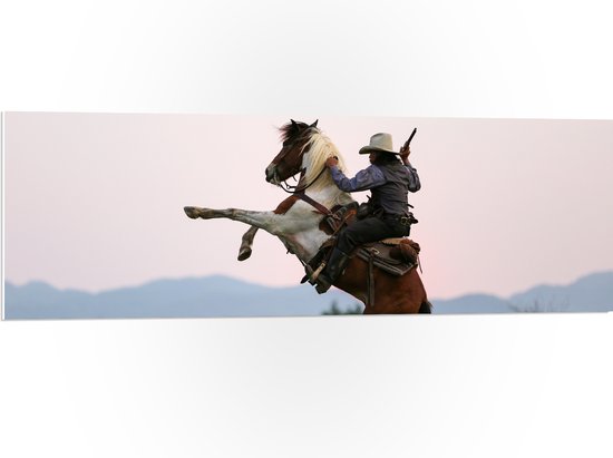 PVC Schuimplaat - Cowboy met Geweer op Stijgerend Paard - 120x40 cm Foto op PVC Schuimplaat (Met Ophangsysteem)